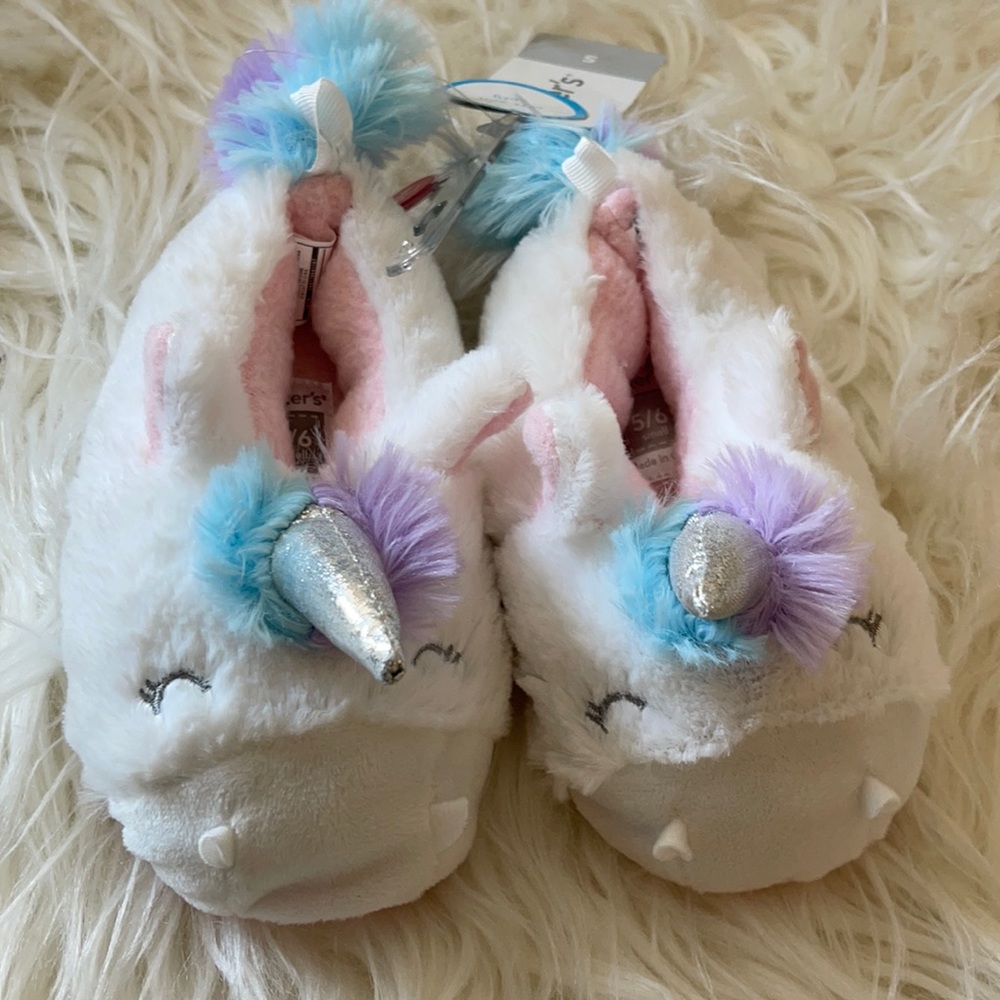 Carter’s unicorn girls slippers NWT small 5/6 or 11/12